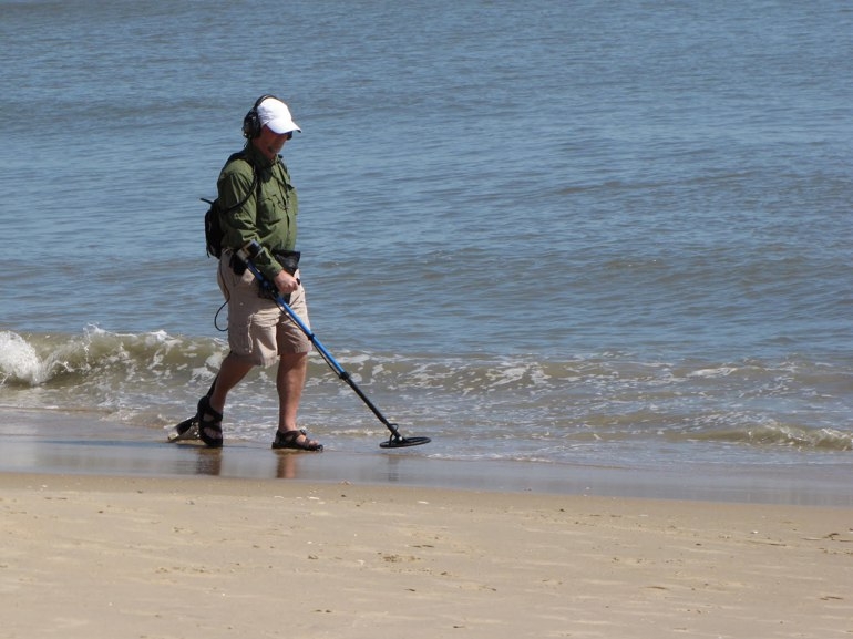 Война за изгубени ценности на плажа - стопани на ивицата рекетират търсачите