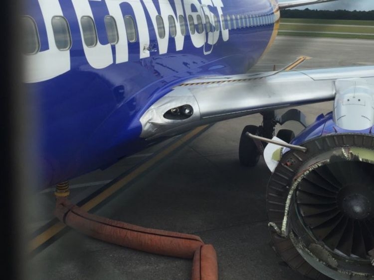 Неописуем ужас в небето над Орландо! Пътници видяха през илюминаторите как единият двигател на самолета буквално е изяден (СНИМКИ)