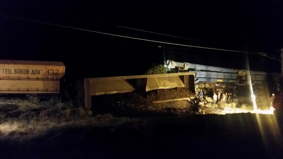 Товарен влак с въглища дерайлира и блокира линията към Белград (СНИМКИ)