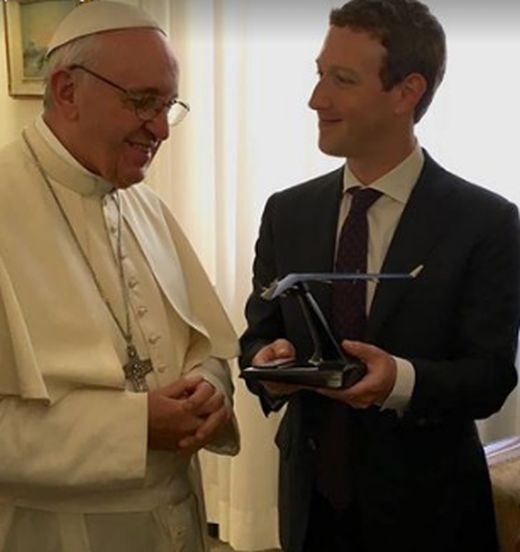 Създателят на "Фейсбук" се срещна с папата, облече костюм  