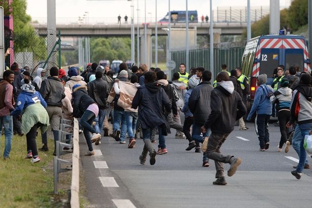 The Times: Англия заплаши Франция заради кризата с мигрантите в Кале