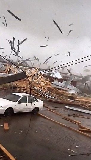 Вижте ужасяващите кадри от мощното торнадо, което разкъса руски град (СНИМКИ/ВИДЕО)