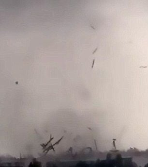 Вижте ужасяващите кадри от мощното торнадо, което разкъса руски град (СНИМКИ/ВИДЕО)