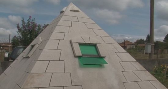 Умалено копие на Хеопсовата пирамида лекува и помага на хората в Крапец
