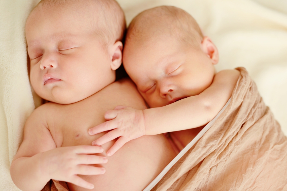 14-годишна от Сливен роди сиамски близнаци, състоянието на бебенцата е драматично  