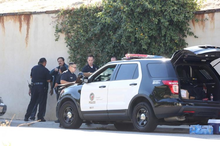 Полиция пред къщата на певеца Крис Браун, жена подаде сигнал за помощ (СНИМКИ/ГЛЕДАЙТЕ НА ЖИВО В БЛИЦ)