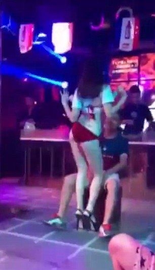 Разярена жена помете стриптизьорка и извлече гаджето си от клуб по време на еротичен танц (СНИМКИ/ВИДЕО 18+)