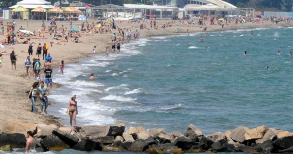 Малчугани нагазиха в плиткото на плаж във Варна, майките им се втурнаха ужасени да ги вадят