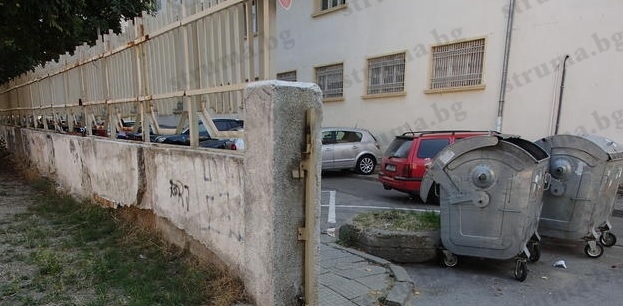 Вандали потрошиха за пореден път училище в Благоевград под носа на полицията (СНИМКИ)