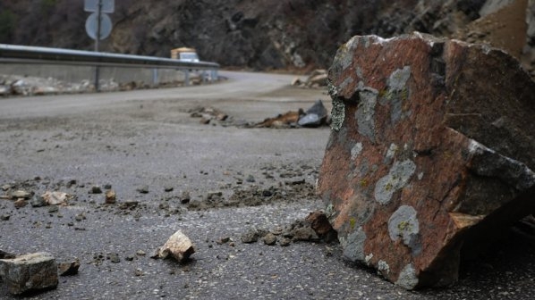 Събарят скали в Кресненското дефиле, трафикът е затруднен 
