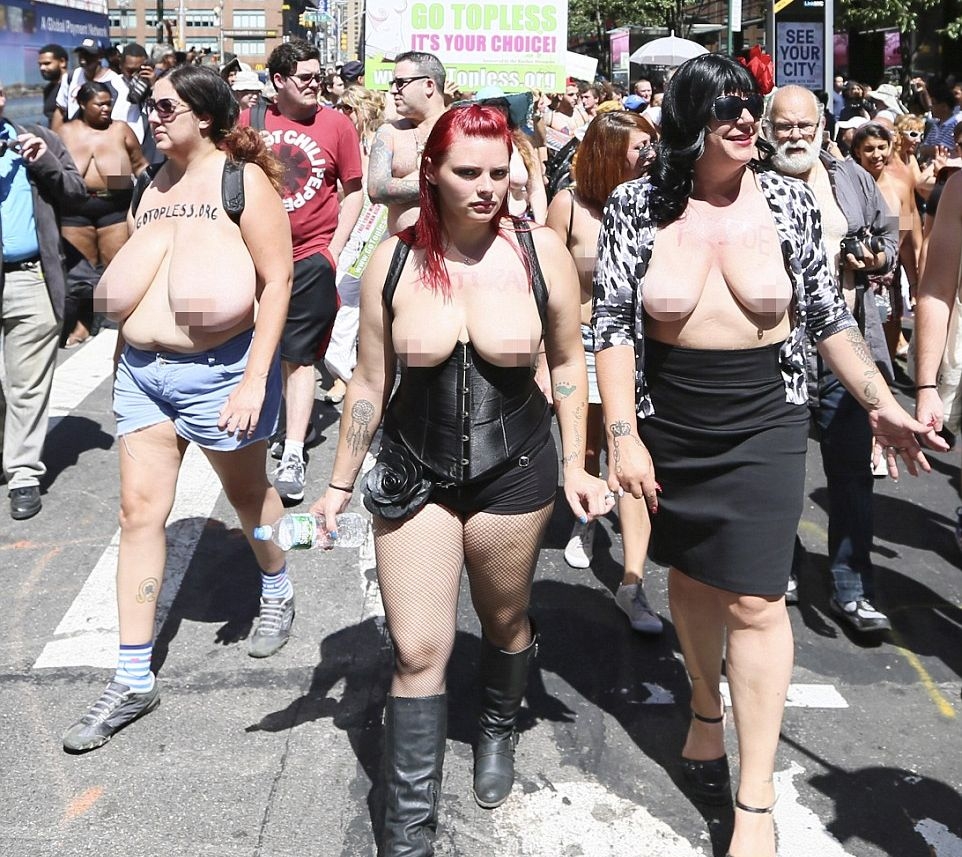 Жените в САЩ заголиха гърди на улицата, няма да повярвате защо (СНИМКИ/ВИДЕО 18+)