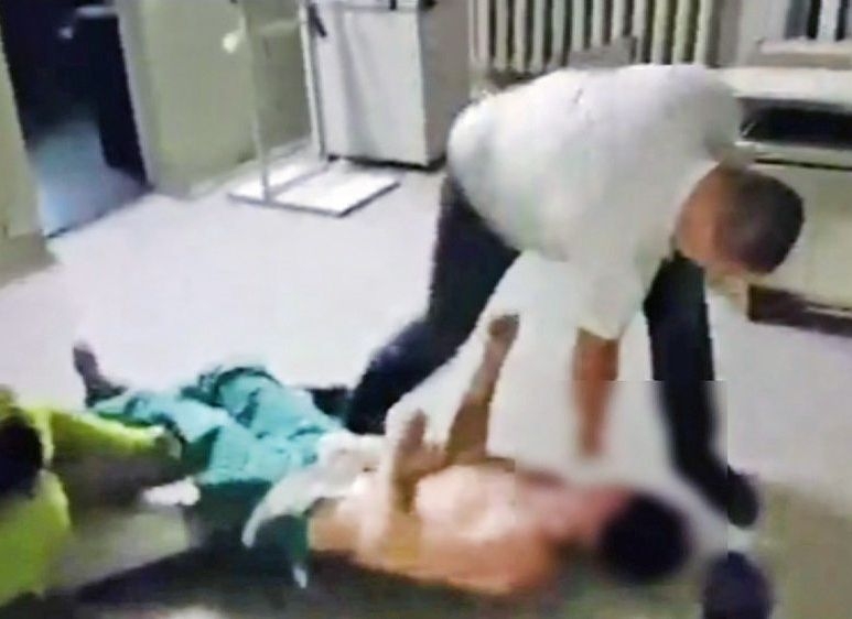 Мъж преби брутално лекар в руска болница (ВИДЕО 18+)