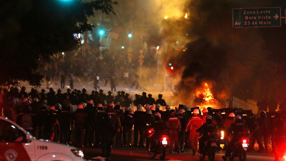Избухна гражданска война?! ПЪРВИ КАДРИ от хаоса в Бразилия след импийчмънта на Дилма Русев 