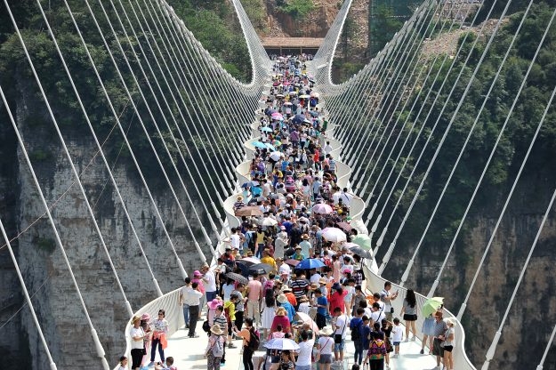 Най-дългият стъклен мост беше затворен заради нашествие на туристи (ВИДЕО)