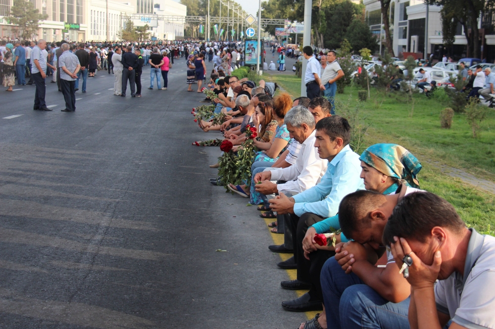 Истеричен плач по улиците на Ташкент след катафалката с Ислам Каримов (СНИМКИ/ВИДЕО)