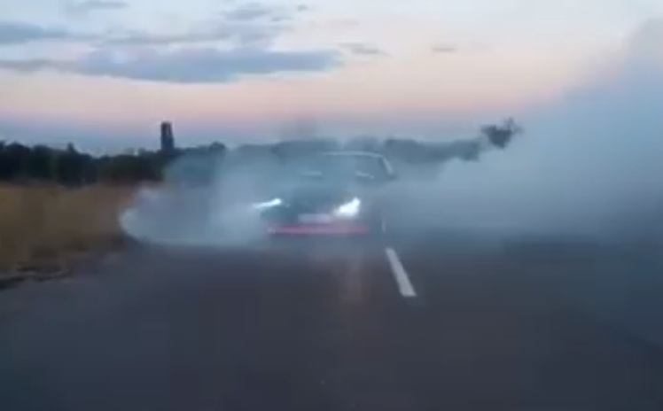 Уникално ВИДЕО! Вижте как люлинска кола пали гуми по време на гонки 