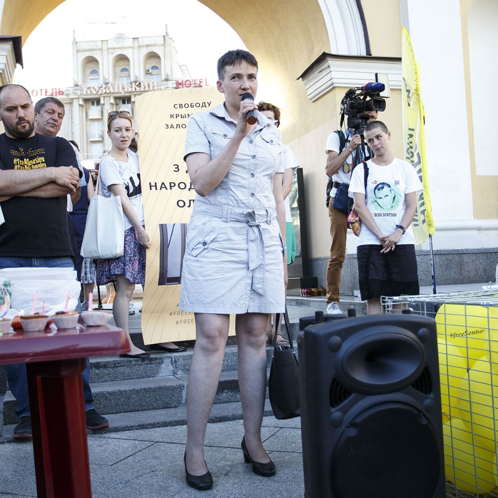 Небръснатите "мъжки" крака и смелото деколте на Надежда Савченко шокираха украинците (СНИМКИ)