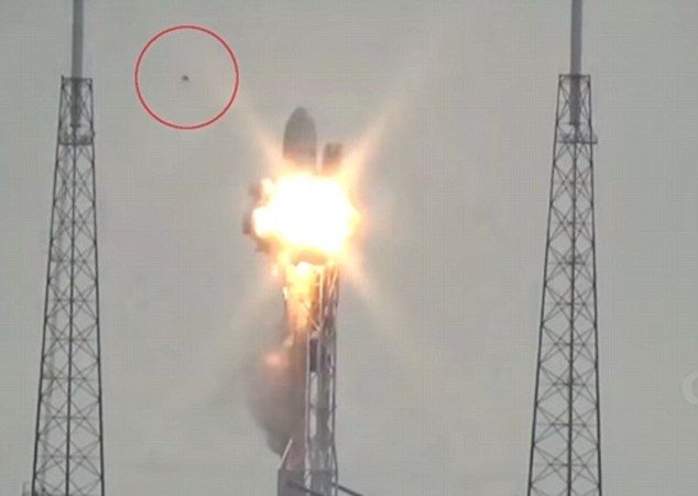 НЛО ли взриви ракетата носител "Фалкон 9" на компанията "Спейс Екс"? (СНИМКИ/ВИДЕО)