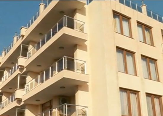 "Прелестите" на ол инклузива в тризвезден хотел в Черноморец: Сервират нахапани кюфтета, възглавниците са в кръв (СНИМКИ)