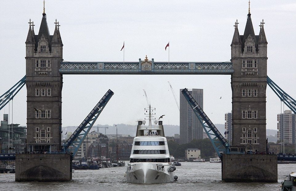 Яхтата на руски милиардер шокира британците (СНИМКИ/ВИДЕО)