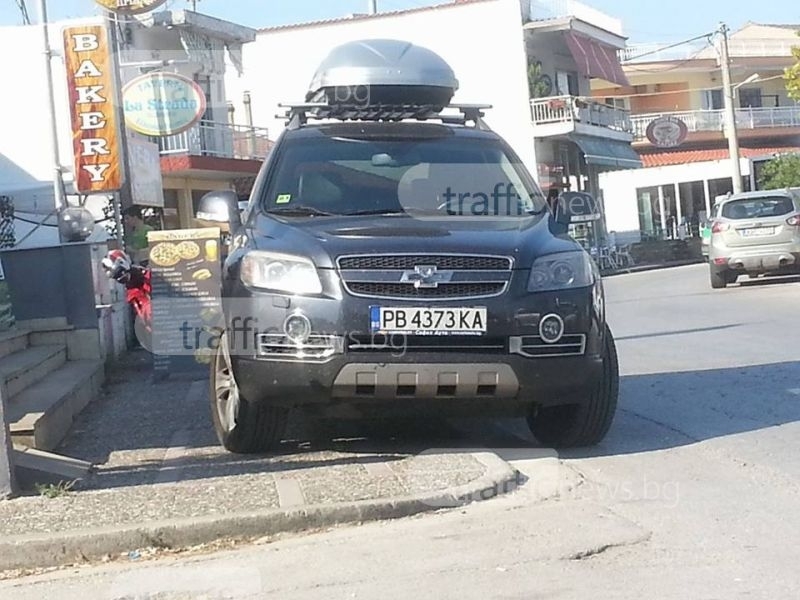 Пловдивчанин с черен джип си показа магариите в Керамоти (СНИМКИ)