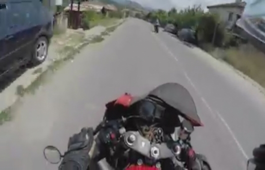 Мотористи си спретнаха опасна гонка по пътя Симитли-Банско, изкараха акъла на шофьорите (ВИДЕО)