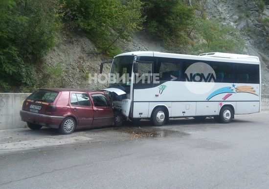 Втори тежък сблъсък: Кола се удари челно в автобус край Кокаляне (СНИМКИ)