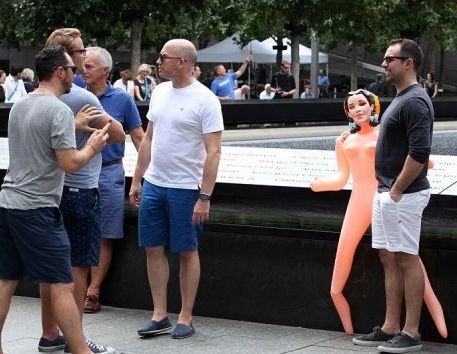 Британски туристи се изгавриха брутално с паметта на жертвите от атентата от 11 септември (СНИМКИ)