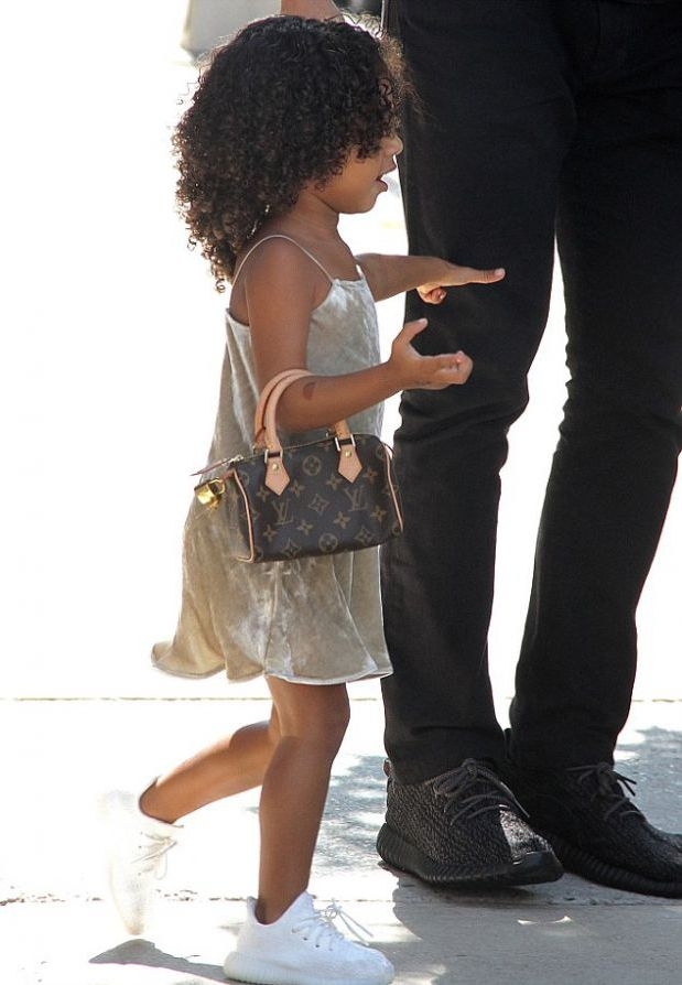 Това момиче е на 3 годинки, но има чанта за 1 000 долара (СНИМКИ) 