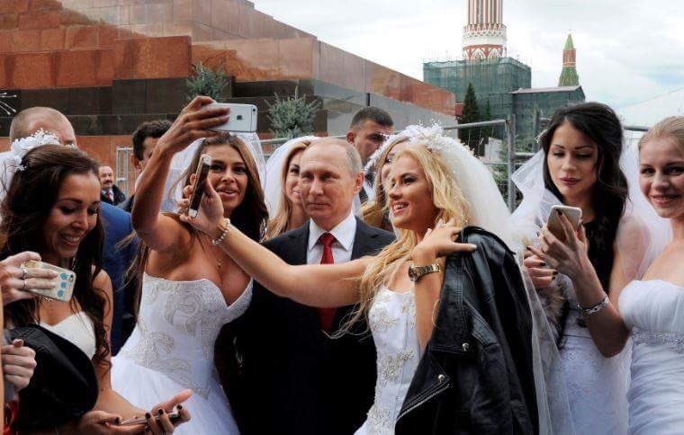 Красавици в булчински рокли атакуваха Путин на Червения площад (СНИМКИ/ВИДЕО)