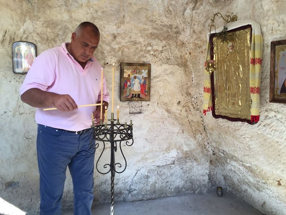 Първо в БЛИЦ! Вижте СНИМКИ от посещението на премиера Борисов в единствения действащ мъжки скален манастир в България! 