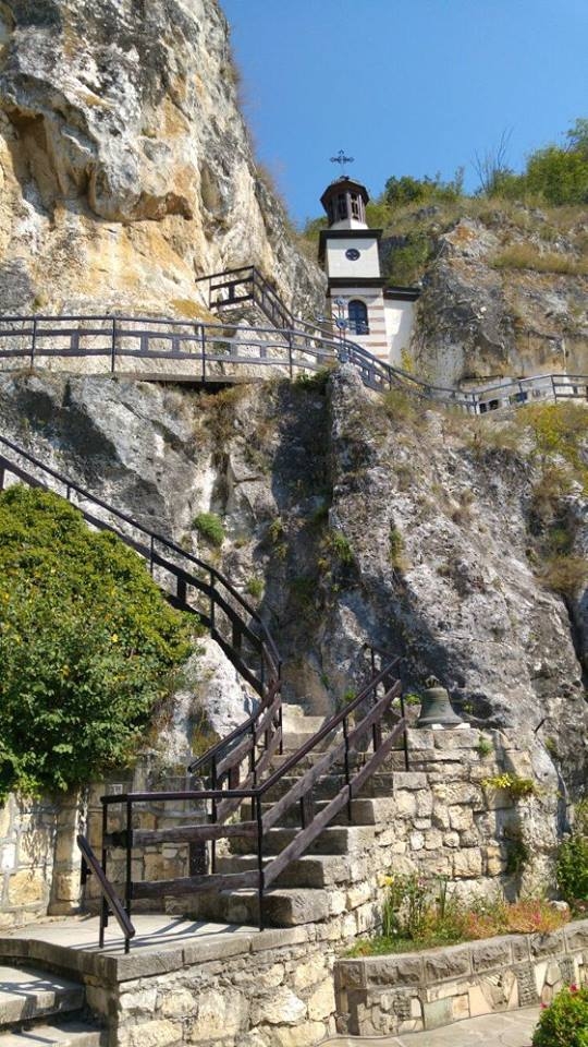 Първо в БЛИЦ! Вижте СНИМКИ от посещението на премиера Борисов в единствения действащ мъжки скален манастир в България! 
