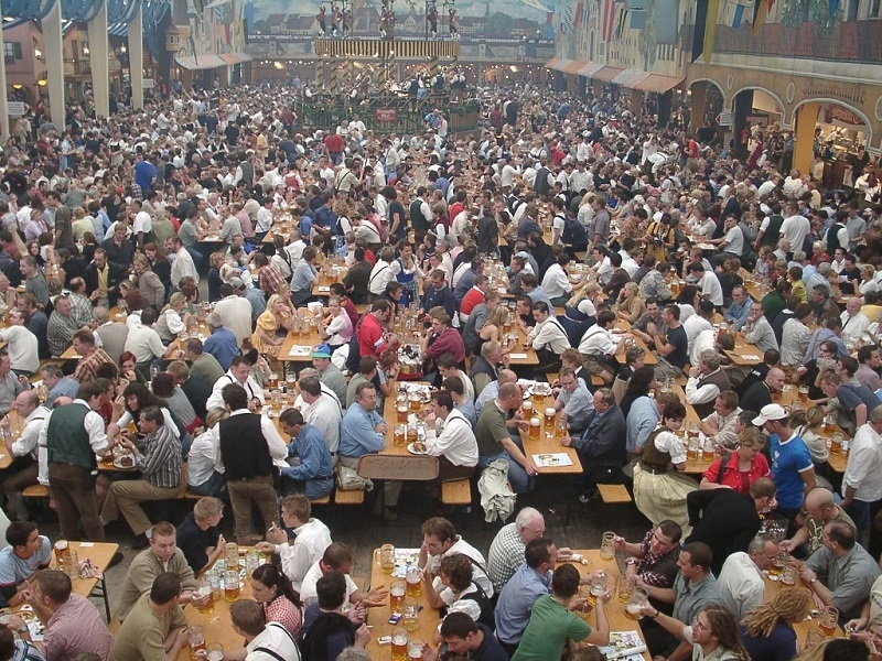 Другата страна на Октоберфест: 19 свинщини на един от най-популярните фестивали в Германия (СНИМКИ 18+)