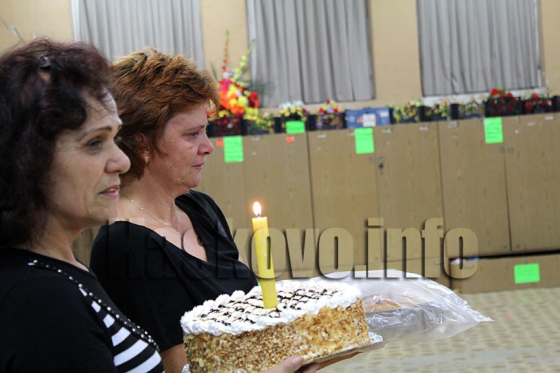 Сълзи в залата за танци! Майката на загиналата Никол раздава торта за 16-ия й рожден ден 