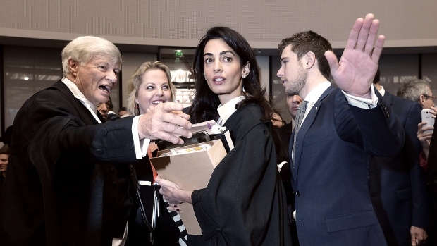 Красивата съпруга на Клуни поведе съдебна битка срещу „Ислямска държава”