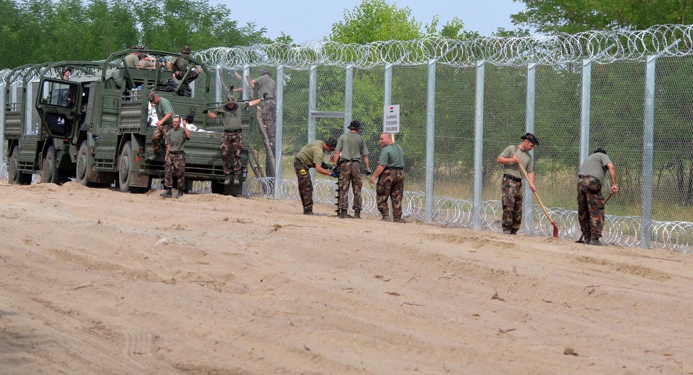 В Унгария няма лабаво! Затворници градят на три смени телената ограда срещу мигрантите