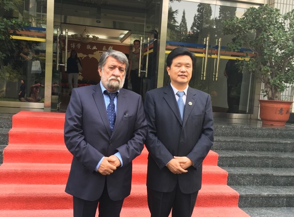 Министър Вежди Рашидов бе посрещнат с червен килим в университета в Пекин
