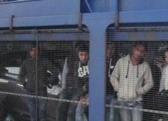 Хванаха 32-ма сирийци, скрити във влак с коли
