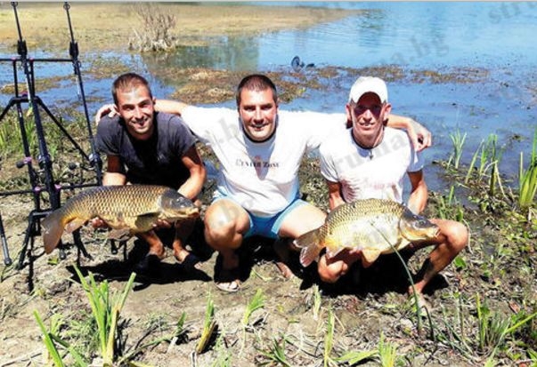 Лекари рибари с трофеен улов, джипи извади 60-килограмов сом от "Берсин"