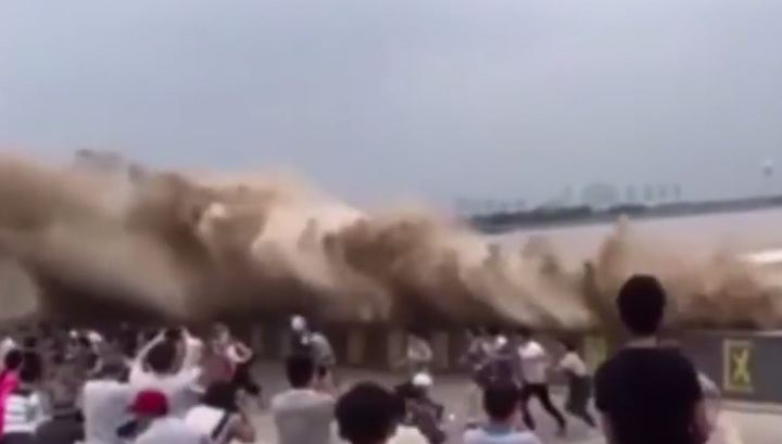Страховита гледка: Вижте как гигантска вълна помете туристи от брега (ВИДЕО)