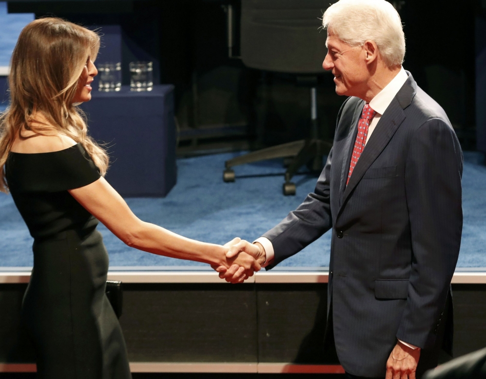Странна близост: Закачки между Мелания Тръмп и Бил Клинтън минути преди да избухне предизборният дебат в САЩ (СНИМКИ)