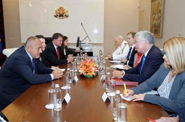 Борисов разкри пред британския министър на отбраната важна новина за бежанците у нас (СНИМКИ)