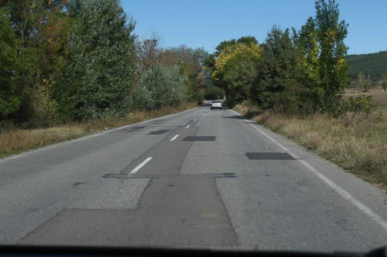 Експерти алармират: Стар асфалт оставя колите без спирачки