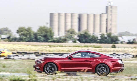 Зад волана на един от най-отличителните американски автомобили: Ford Mustang (СНИМКИ)