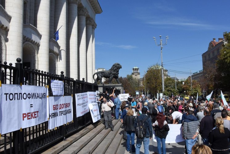 Протест пред Съдебната палата против такса "сградна инсталация" (СНИМКИ)