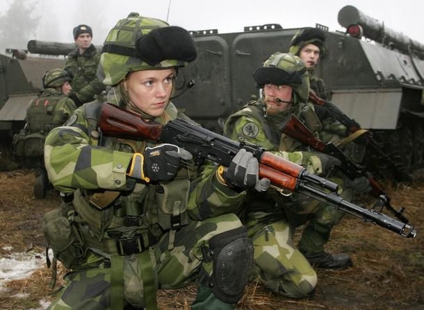 Дойче веле: Защо Швеция връща задължителната военна служба за мъже и жени