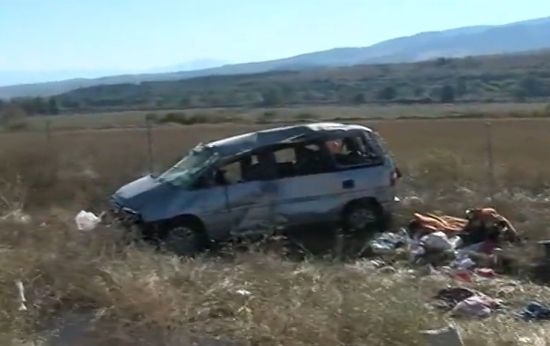 Кола с румънци изхвърча от пътя, пострадали са майка и двете й дечица (ВИДЕО)