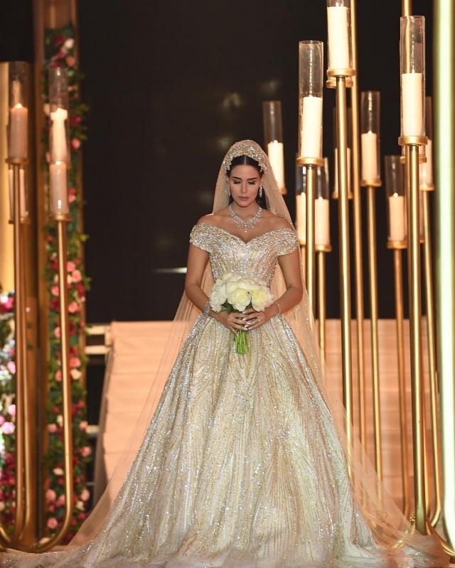 Разкош! Ливанска булка цяла година шила роклята си (СНИМКИ)