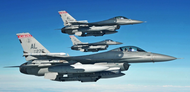 NI: Легендарният американски изтребител F-16 против китайския J-20 и руските Су-35 и ПАК ФА: Кой ще победи?