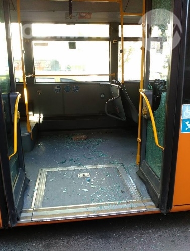 Вандал изпотроши столичен автобус, хвърли плоча на сантиметри от лицето на пътник (СНИМКИ)